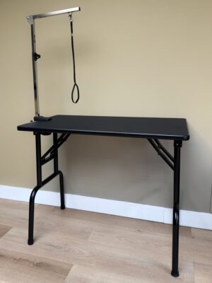 Opvouwbare trimtafel 95x55 cm opgesteld, met verstelbare beugel en trimlus